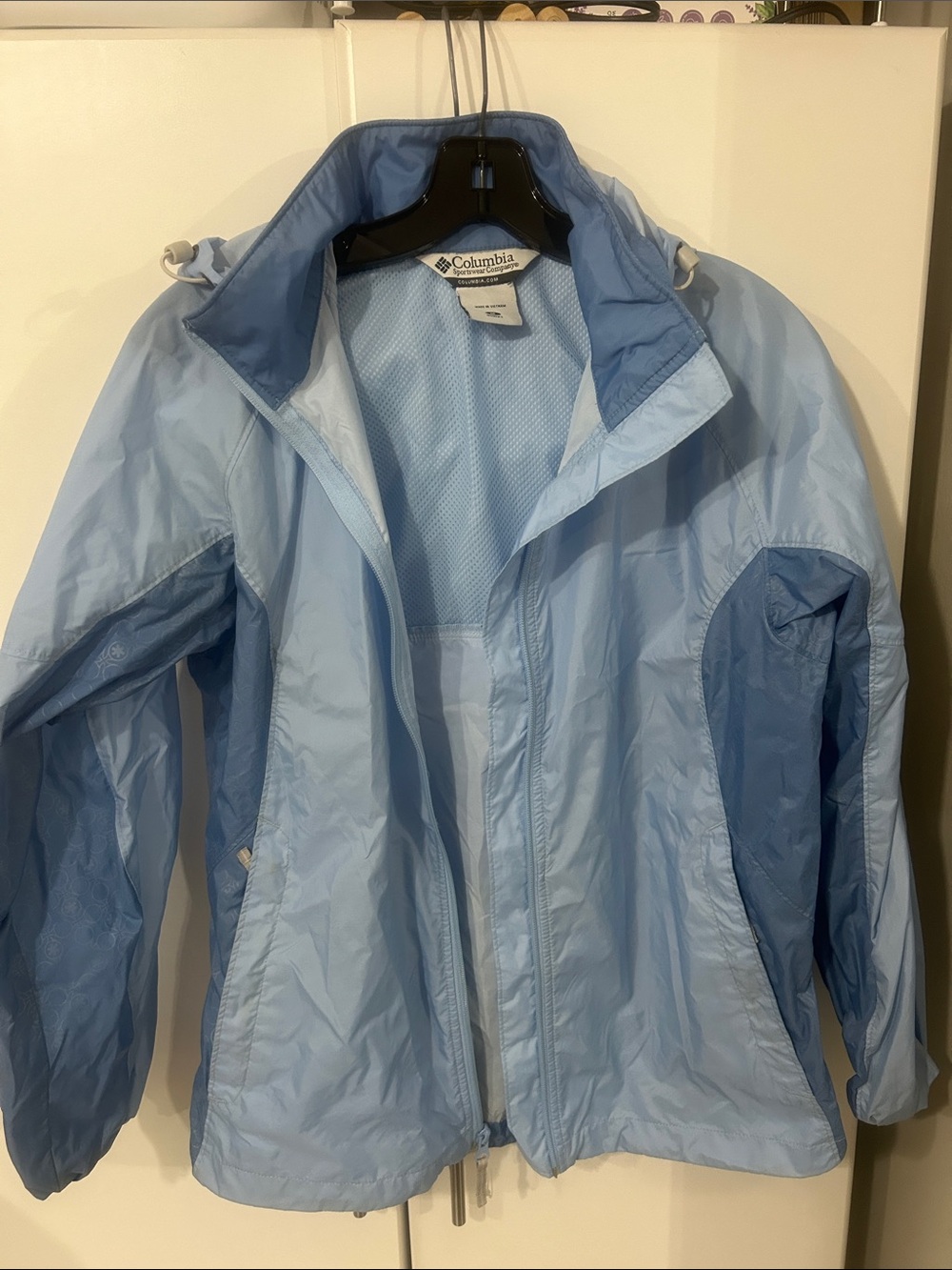 Columbia Women's Two-Tone Light Blue Outdoor Jacket Sz medium.